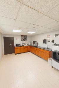 Køkken eller tekøkken på Floral Park Motor Lodge