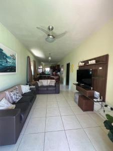 TV a/nebo společenská místnost v ubytování Casa de praia no condomínio verdes mares km 17