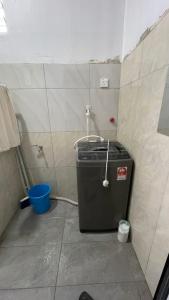 ein kleines Bad mit einem Mülleimer in der Ecke in der Unterkunft Homestay setiu in Setiu