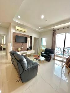 Μια τηλεόραση ή/και κέντρο ψυχαγωγίας στο Cozy 3BR Suite Apartment with Projector, Pool, Netflix, Board games, Dart +28 φωτογραφίες