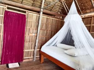 Ένα ή περισσότερα κρεβάτια σε δωμάτιο στο Merpati homestay