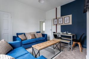 ウォールセンドにある2 Br Home Perfect For Short And Long Term Stayの青いソファとテーブルのあるリビングルーム