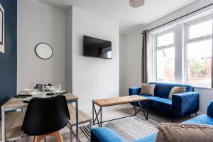 ウォールセンドにある2 Br Home Perfect For Short And Long Term Stayの青いソファとテーブルのあるリビングルーム