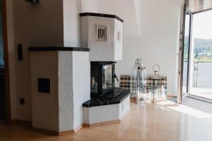 a living room with a fireplace with a fish tank at Ferienwohnung mit toller Aussicht in Sundern