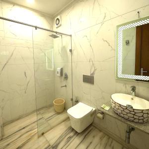 Ένα μπάνιο στο Hotel TJS Royale, Karol Bagh, 2 Mins from Metro