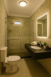 een badkamer met toilet, douche en wastafel bij WS Luxury Apartment for Families with 5G Internet in Zes oktober (stad) +33 foto's