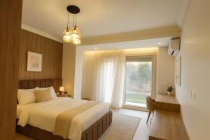 een slaapkamer met een groot bed en een raam bij WS Luxury Apartment for Families with 5G Internet in Zes oktober (stad)