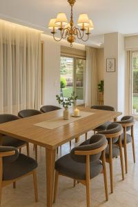 een eetkamer met een houten tafel en stoelen bij WS Luxury Apartment for Families with 5G Internet in Zes oktober (stad)