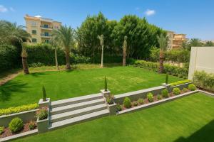 een bovenaanzicht van een tuin met een bank en gras bij WS Luxury Apartment for Families with 5G Internet in Zes oktober (stad)