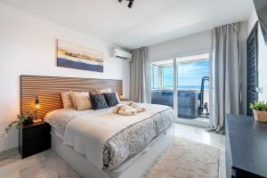 Ένα ή περισσότερα κρεβάτια σε δωμάτιο στο 797 HOLIDAY RENTALS- Chalet con jacuzzi y hermosas vistas a +48 φωτογραφίες
