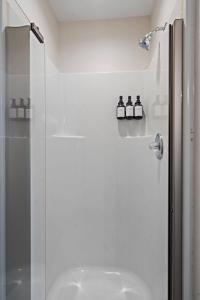 een badkamer met een douche en 2 flessen zeep bij *New* Cozy / Near MTSU / Getaway ~ Sleeps 8+ in Murfreesboro +24 foto's