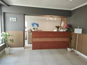 a lobby with a counter and a refrigerator at Rezydencja Finezja Fizjomed in Pustkowo