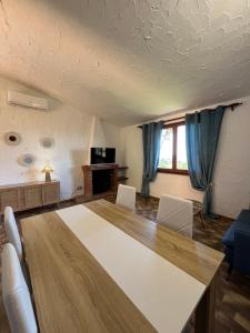 Μια τηλεόραση ή/και κέντρο ψυχαγωγίας στο APPARTAMENTI BIANCANEVE by VILLA AUREA CAV