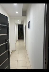 einen Flur mit weißen Wänden und Fliesenboden in der Unterkunft Departamento Rojas 2 in San Fernando del Valle de Catamarca