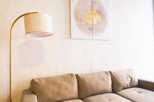 un soggiorno con un divano e una lampada di Persia Collection Ripetta a Roma Altre 27 foto