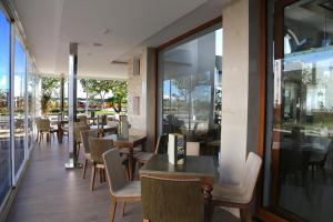 A restaurant or other place to eat at Hotel A44