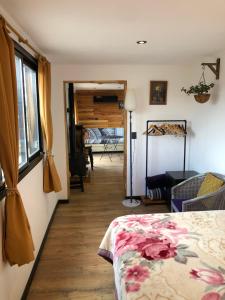 1 dormitorio con 1 cama y pasillo en EstepaHaus, en San Carlos de Bariloche