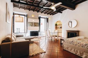 un soggiorno con un divano e un tavolo di Persia Collection Ripetta a Roma