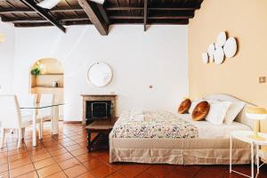 una camera da letto con un letto e una sala da pranzo di Persia Collection Ripetta a Roma