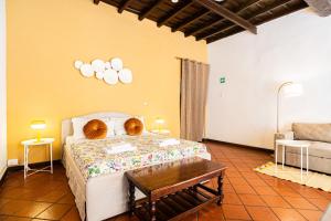 una camera con un letto, un tavolo e un divano di Persia Collection Ripetta a Roma