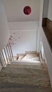 Serranos Salamanca Centro في سلامنكا: مجموعة من السلالم عليها لوحة حمراء في السقف