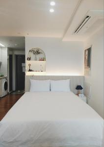 Postel nebo postele na pokoji v ubytování Yeosu Ubless Gami Stay