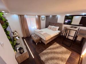an overhead view of a bedroom with a bed and a table at Apartman Podroom in Kraljevo