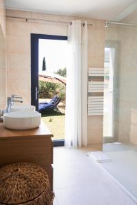 a bathroom with a sink and a shower at Maison en Provence avec piscine in Éguilles