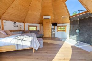 a bedroom with a bed and a shower in a room at Lovely Kotas in Brettnach
