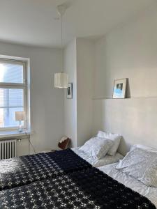 une chambre avec un lit et une fenêtre dans l'établissement Luxurious 85m2 Hakaniemi, Helsinki Center, Apartment Next to Metro, à Helsinki