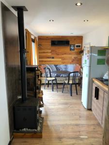 una cocina y comedor con estufa de leña en EstepaHaus, en San Carlos de Bariloche