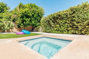 Bazén v ubytování Bright Desert Villa w Pool Jacuzzi &Mountain Views nebo v jeho okolí