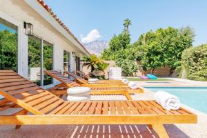 Bazén v ubytování Bright Desert Villa w Pool Jacuzzi &Mountain Views nebo v jeho okolí