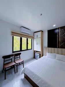 Una cama o camas en una habitación de Lake View Hotel