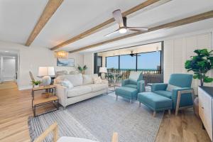 una sala de estar con un sofá y dos sillas en Sundial T405, en James Cipriani Heliport