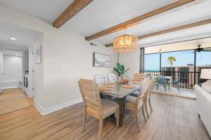 Un comedor y una sala de estar con mesa y sillas. en Sundial T405, en James Cipriani Heliport