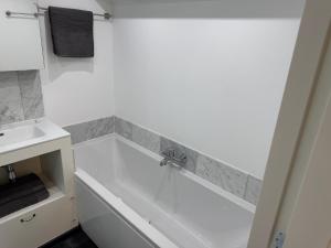アムステルダムにあるSouterrain Herengracht 204, Amsterdamの浴槽と洗面台のある白いバスルーム