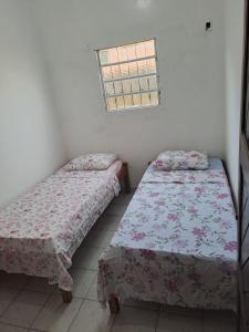 ベレンにあるCasa da Anaの窓のある部屋にベッドが2つある