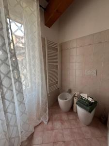 a bathroom with a tub and a toilet and a sink at Appartamento i13-C in Magenta