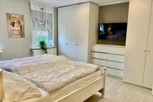 Postel nebo postele na pokoji v ubytování Wohnung IstZeit im Gutshof zum See