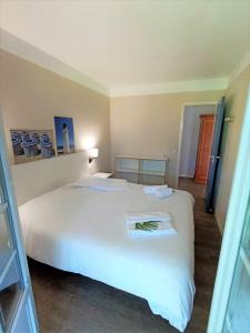 a bedroom with a large white bed in a room at Bright 50 M For 6 With Balcony And Garden in Moliets-et-Maa +17 photos