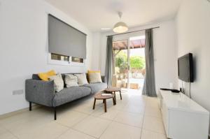 TV/trung tâm giải trí tại Beautiful 4 Bed Villa in Ayia Napa Nissi beach