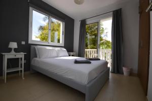 Giường trong phòng chung tại Beautiful 4 Bed Villa in Ayia Napa Nissi beach +23 ảnh