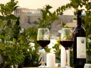 アテネにあるAthens View Loft - 03の赤ワイン2杯(ワイン1本の横)