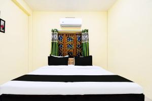 Postel nebo postele na pokoji v ubytování Hotel O HIGHWAY STAY IN