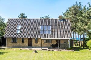 a large brick house with a large yard at N254-Karrebaeksminde-Eno-Kystvej-209 in Enø By