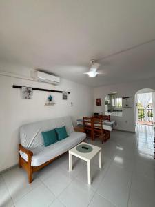 un salon avec un canapé et une table dans l'établissement Peñiscola apartamento con piscina, barbacoa y wifi, à Peñíscola 22 autres photos