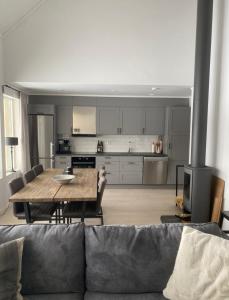 a living room with a couch and a table and a kitchen at Sälen Vintergatan 744 Lindvallen in Sälen