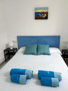 une chambre avec un lit avec deux oreillers dessus dans l'établissement Peñiscola apartamento con piscina, barbacoa y wifi, à Peñíscola