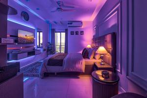 Katil atau katil-katil dalam bilik di HK Retreat Designer Luxury Apartment In Faisal Town Islamabad